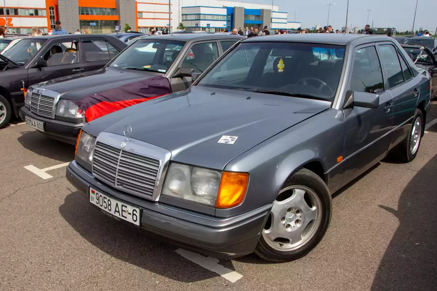 «Нет года выпуска, есть состояние». Владельцы старых Mercedes собрались на большую встречу