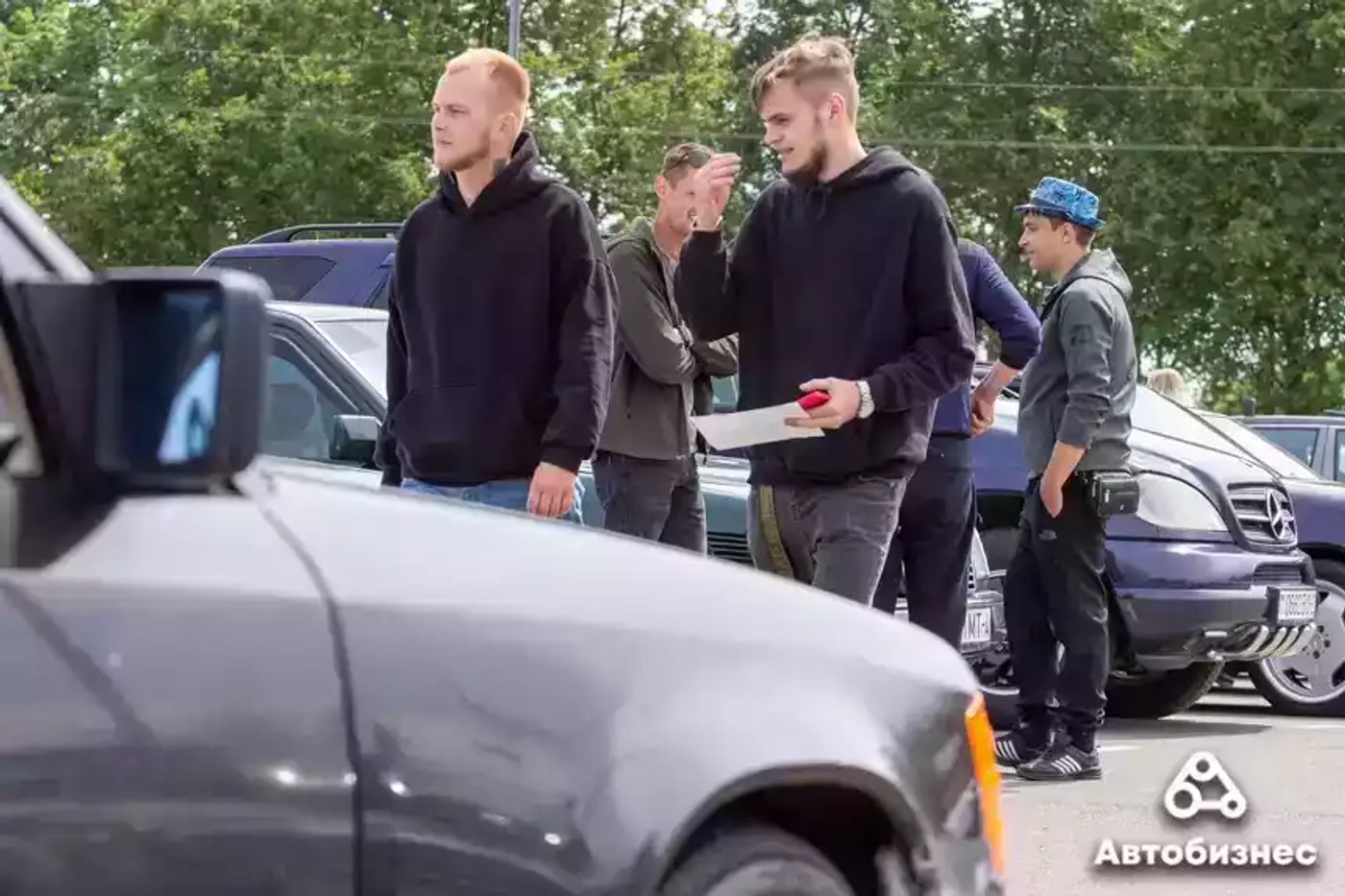 «Нет года выпуска, есть состояние». Владельцы старых Mercedes собрались на большую встречу
