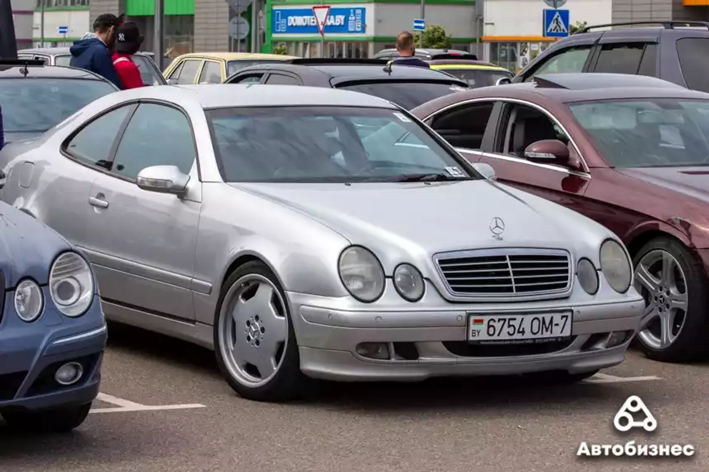 «Нет года выпуска, есть состояние». Владельцы старых Mercedes собрались на большую встречу