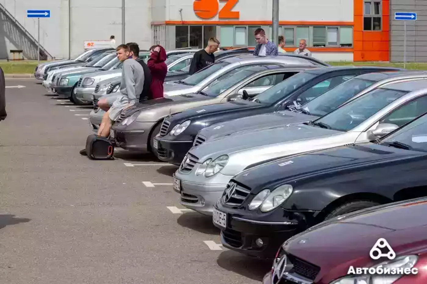 «Нет года выпуска, есть состояние». Владельцы старых Mercedes собрались на большую встречу