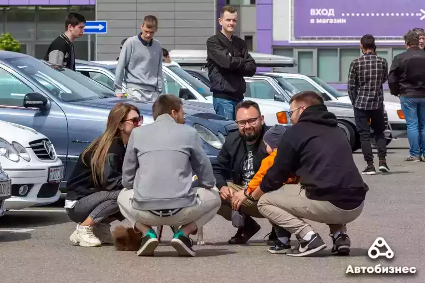 «Нет года выпуска, есть состояние». Владельцы старых Mercedes собрались на большую встречу
