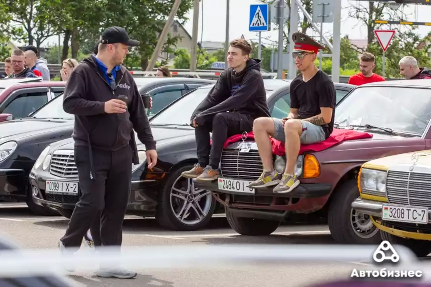 «Нет года выпуска, есть состояние». Владельцы старых Mercedes собрались на большую встречу