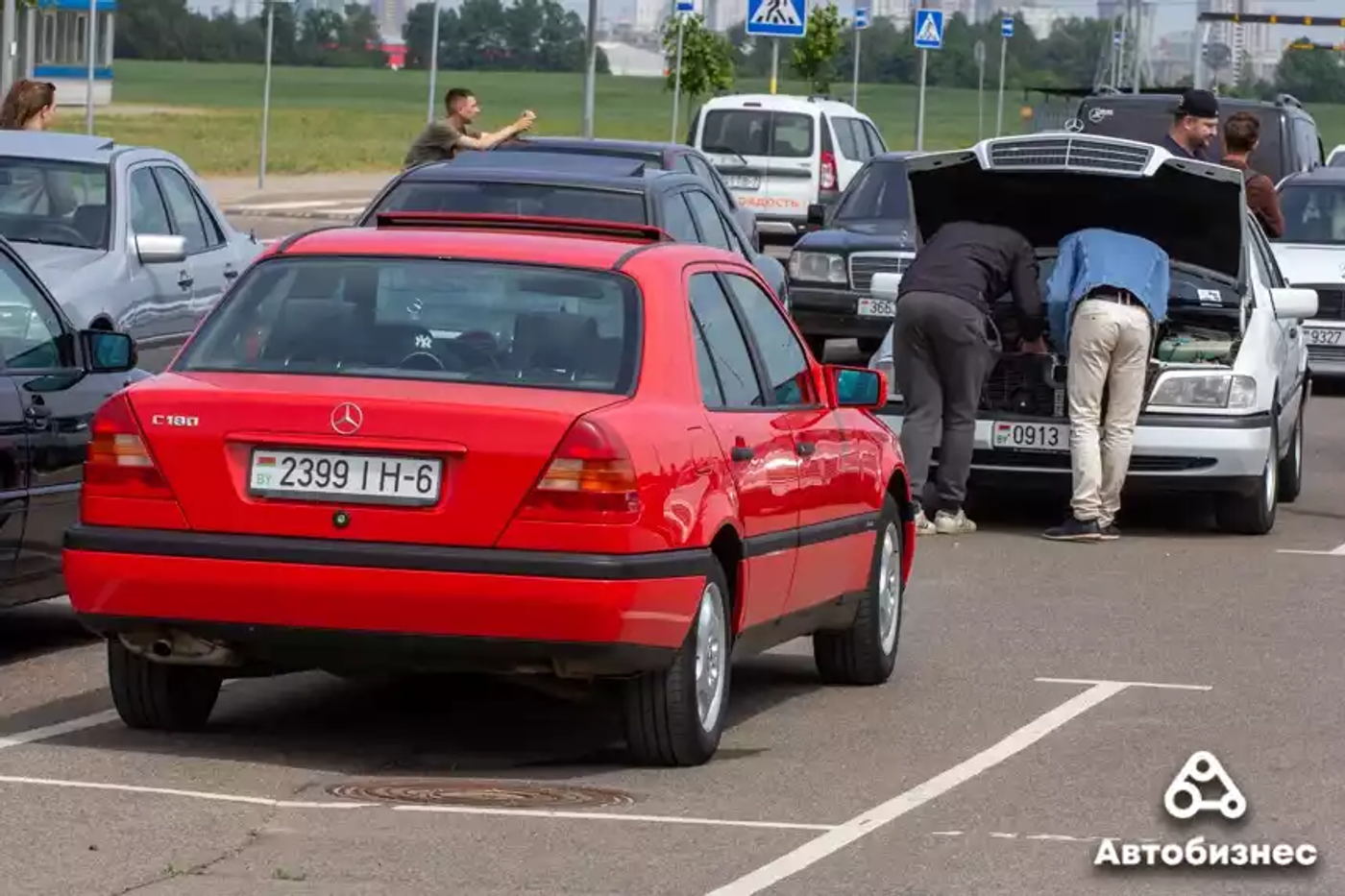 «Нет года выпуска, есть состояние». Владельцы старых Mercedes собрались на большую встречу