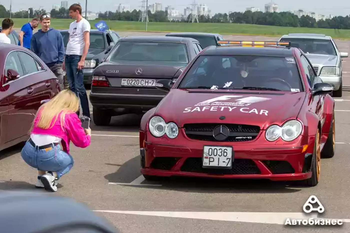 «Нет года выпуска, есть состояние». Владельцы старых Mercedes собрались на большую встречу