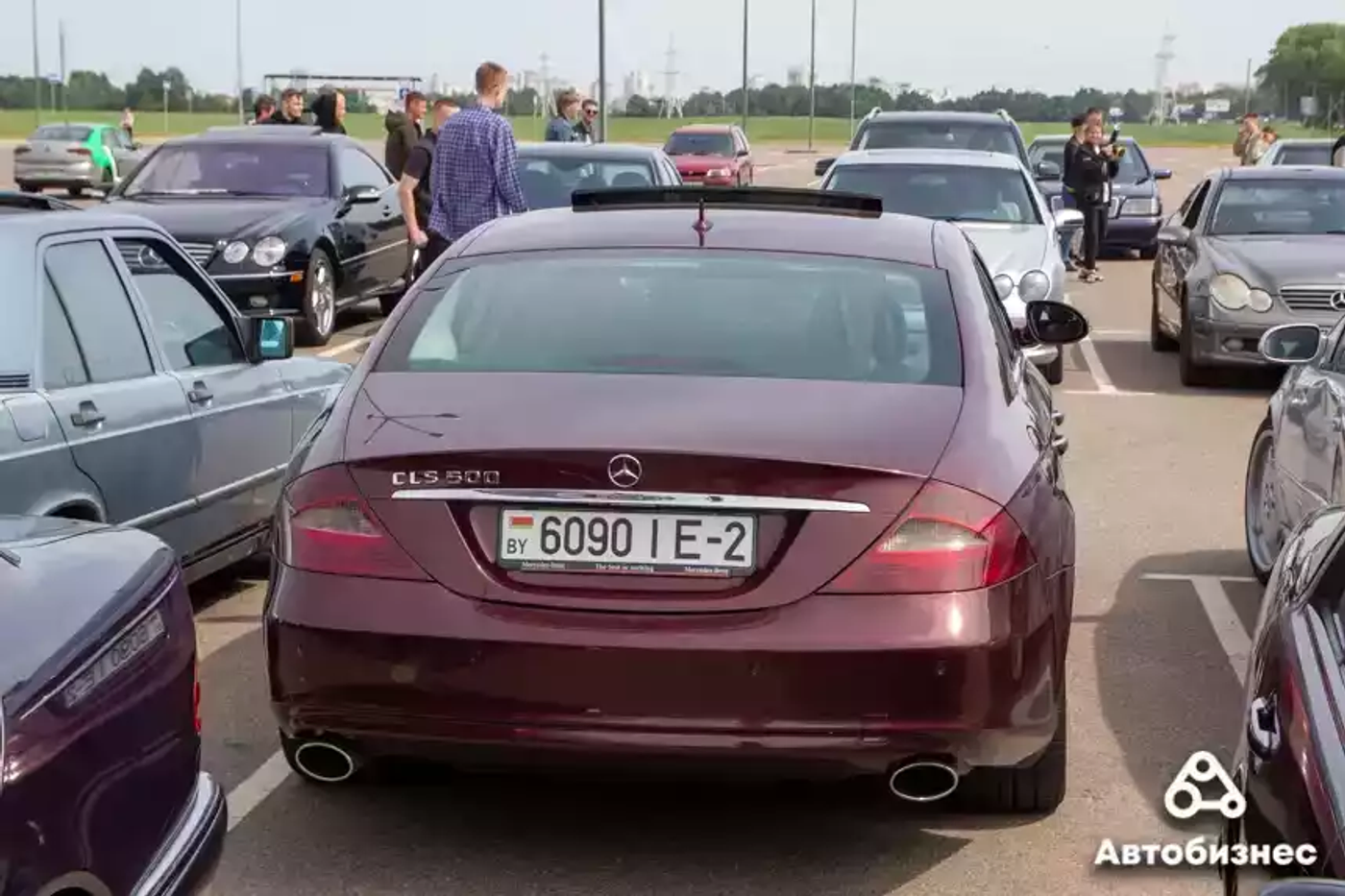 «Нет года выпуска, есть состояние». Владельцы старых Mercedes собрались на большую встречу