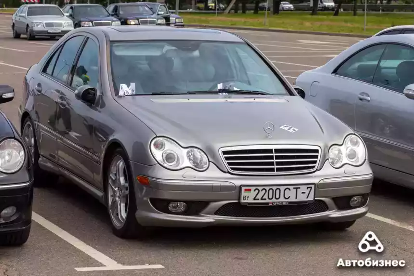 «Нет года выпуска, есть состояние». Владельцы старых Mercedes собрались на большую встречу