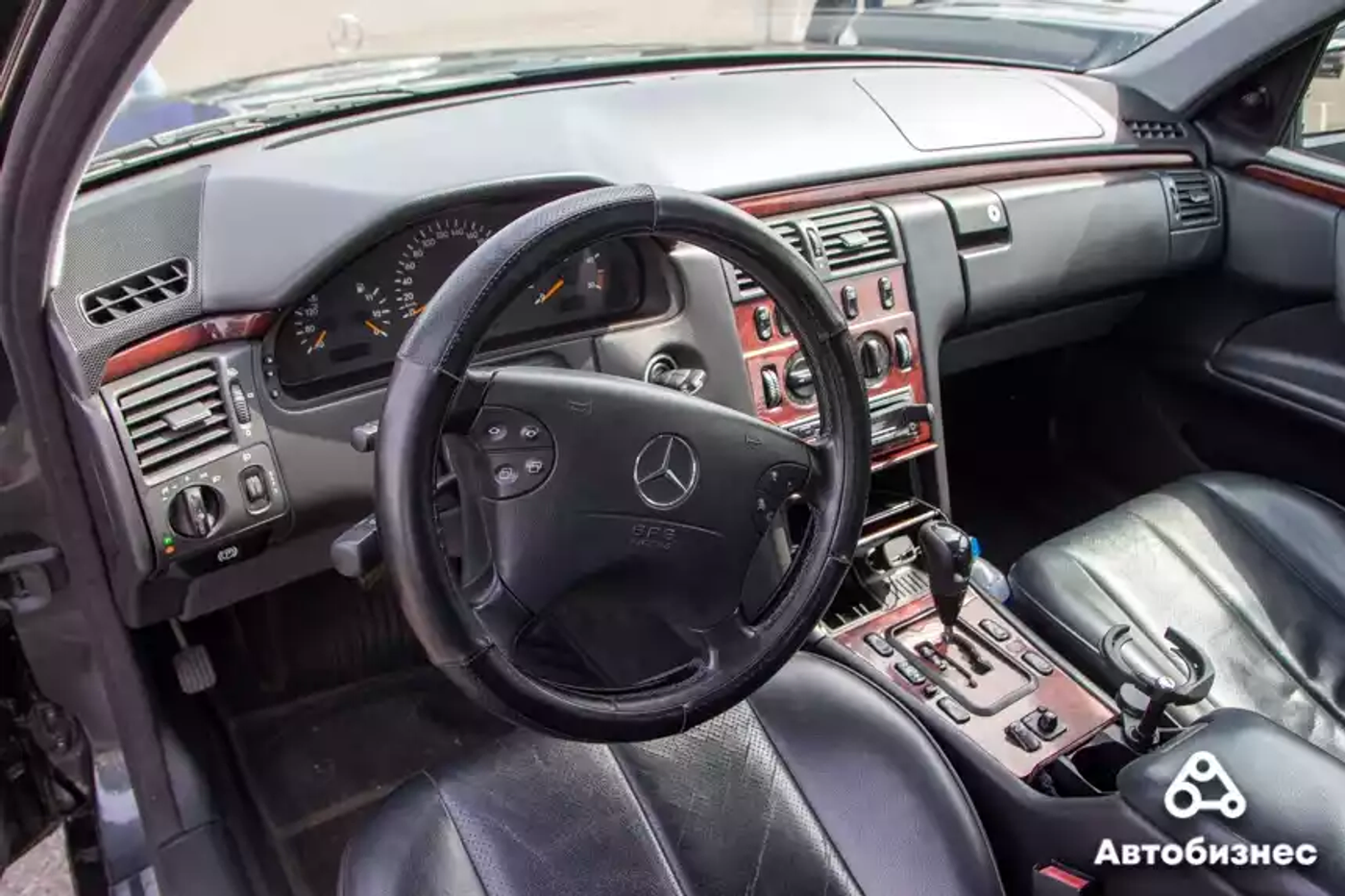 «Нет года выпуска, есть состояние». Владельцы старых Mercedes собрались на большую встречу