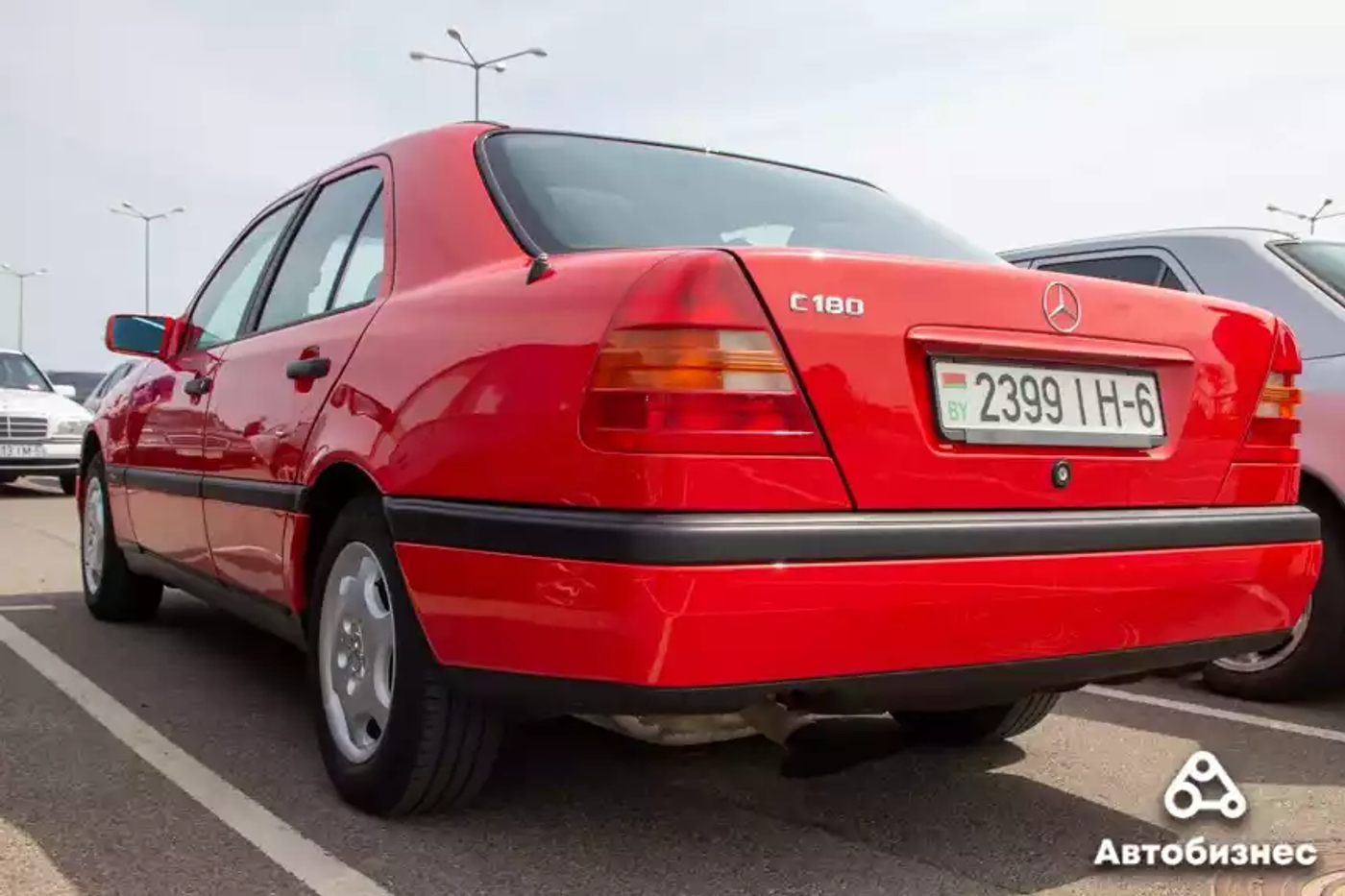 «Нет года выпуска, есть состояние». Владельцы старых Mercedes собрались на большую встречу