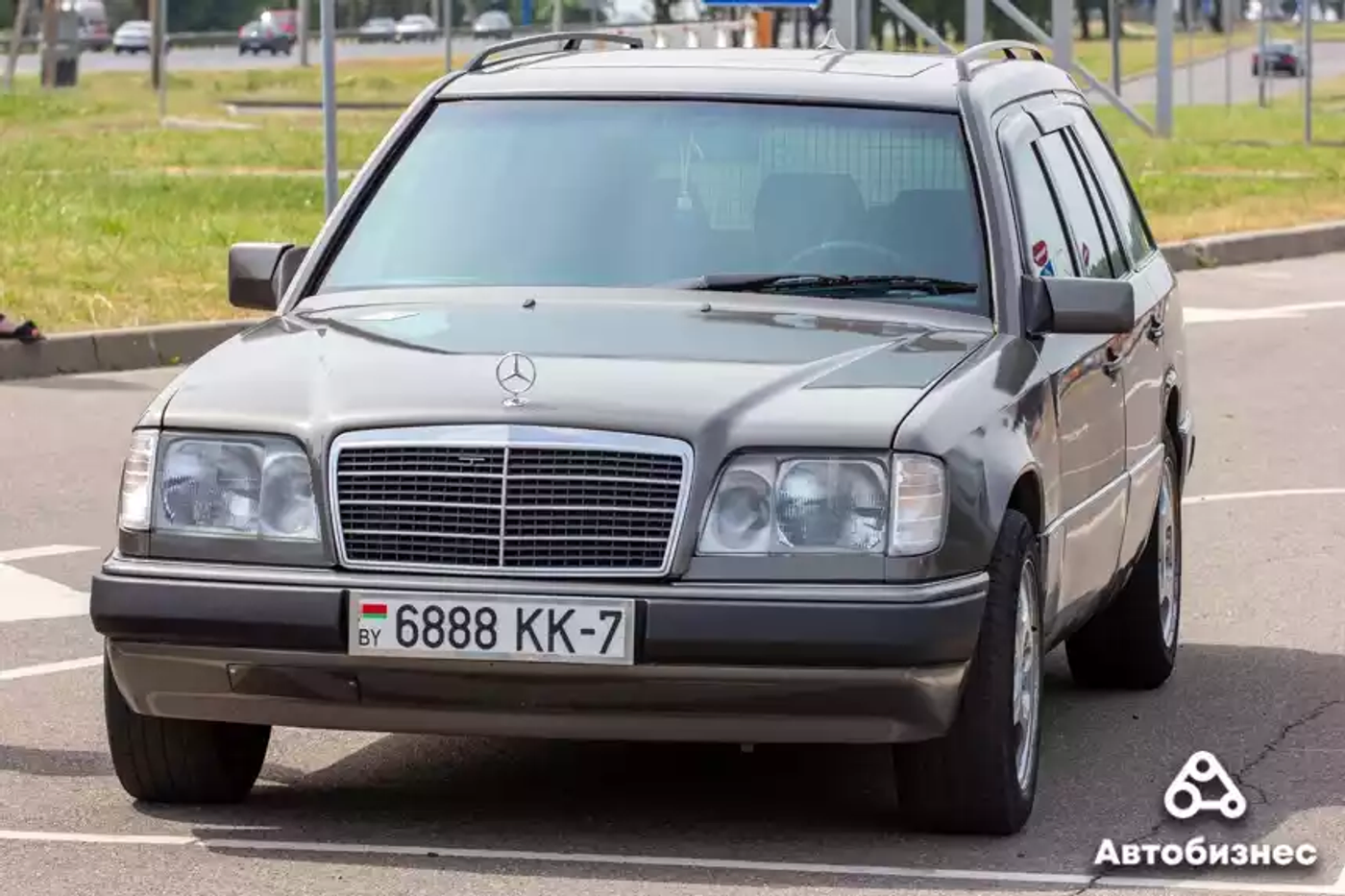 «Нет года выпуска, есть состояние». Владельцы старых Mercedes собрались на большую встречу