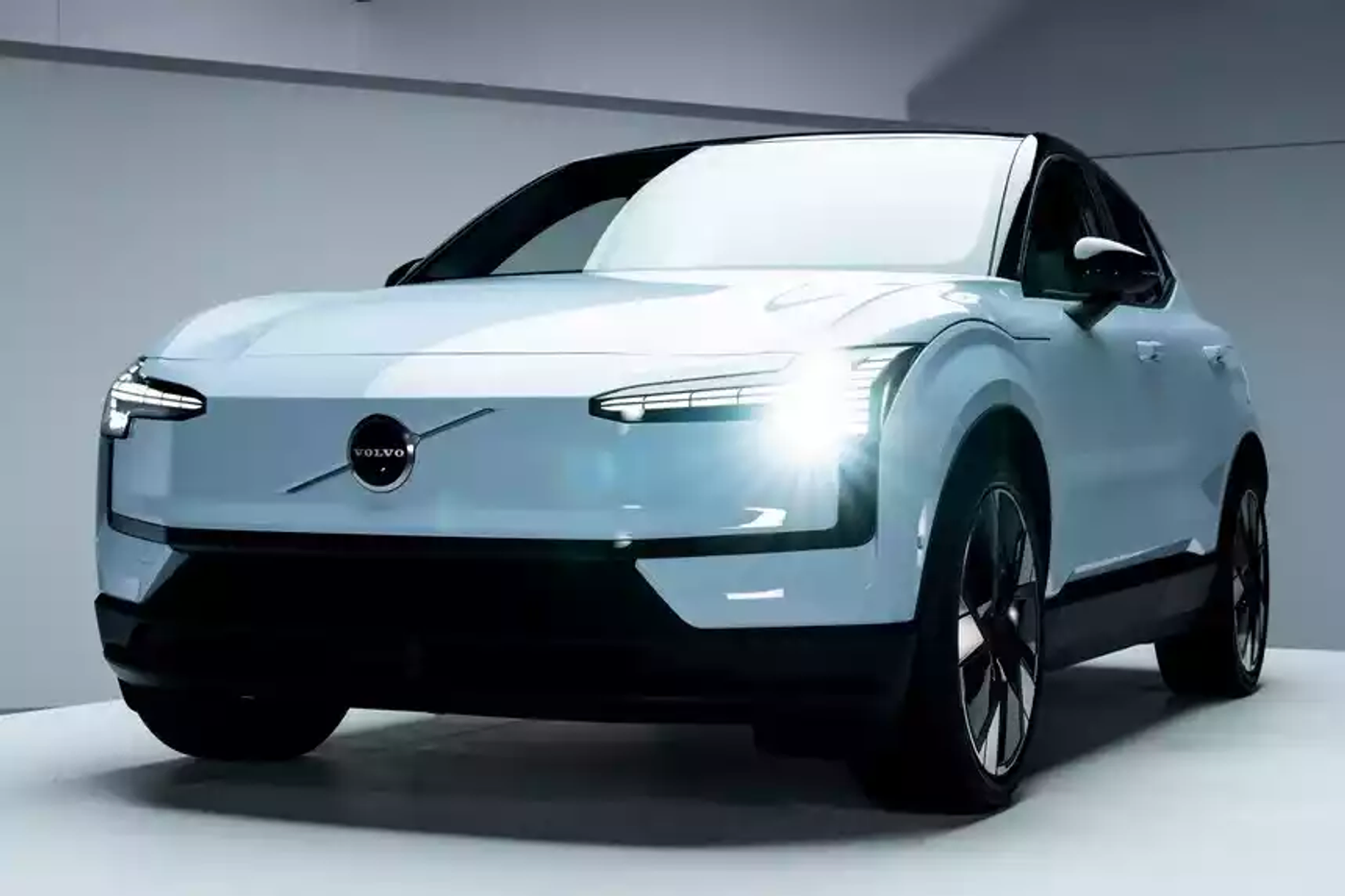 Мал, да удал: знакомимся с кроссовером EX30, самым маленьким и динамичным Volvo