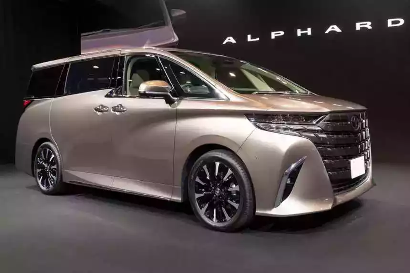 Комфортная мобильность: знакомимся с новой Toyota Alphard