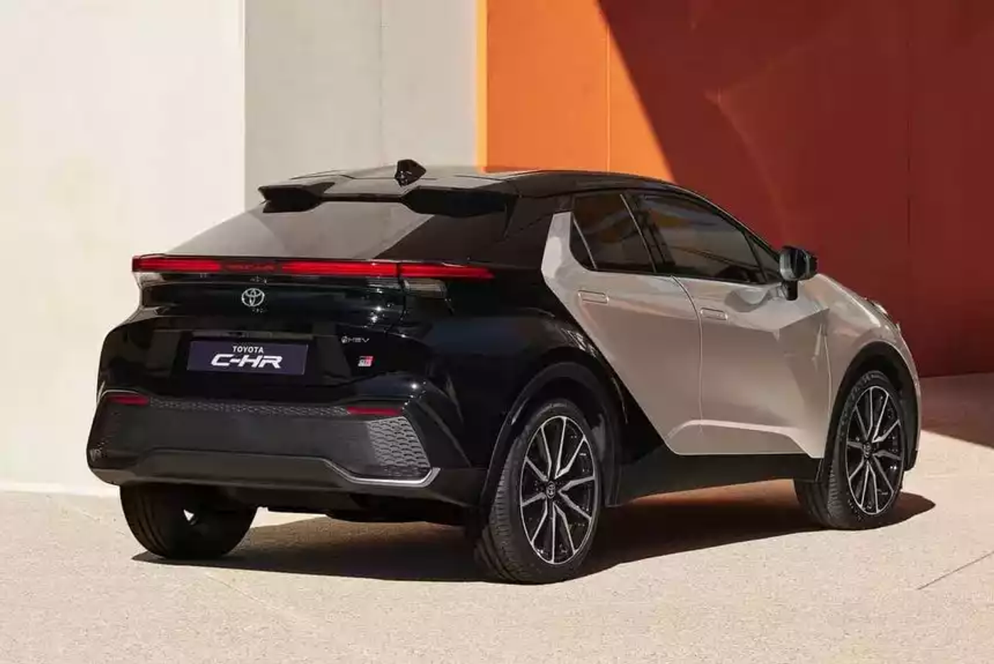 Новое поколение Toyota C-HR получило 223-сильную гибридную версию