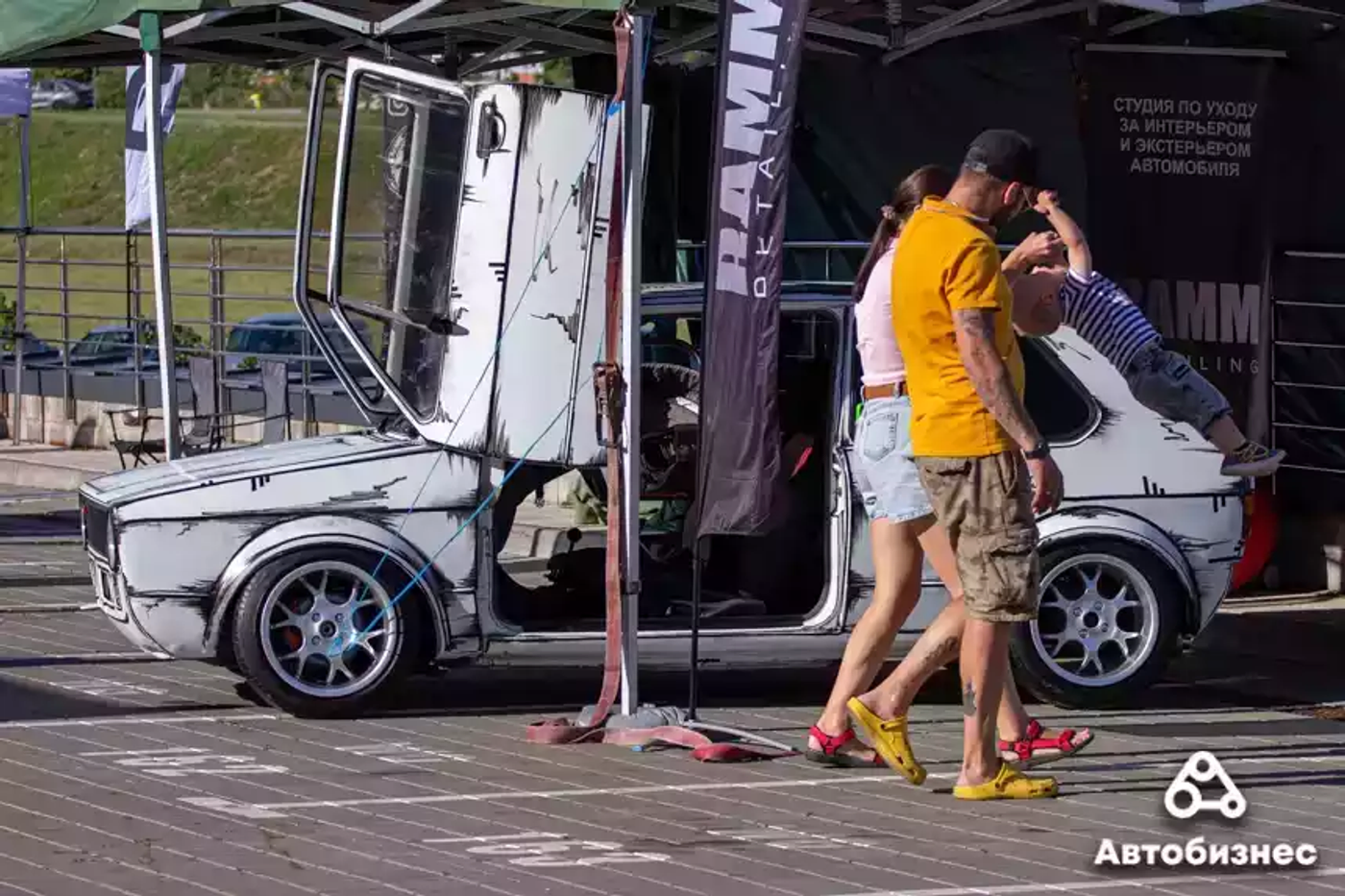 Яркие Volkswagen и плинтус для Tesla: репортаж с феста AutoCult