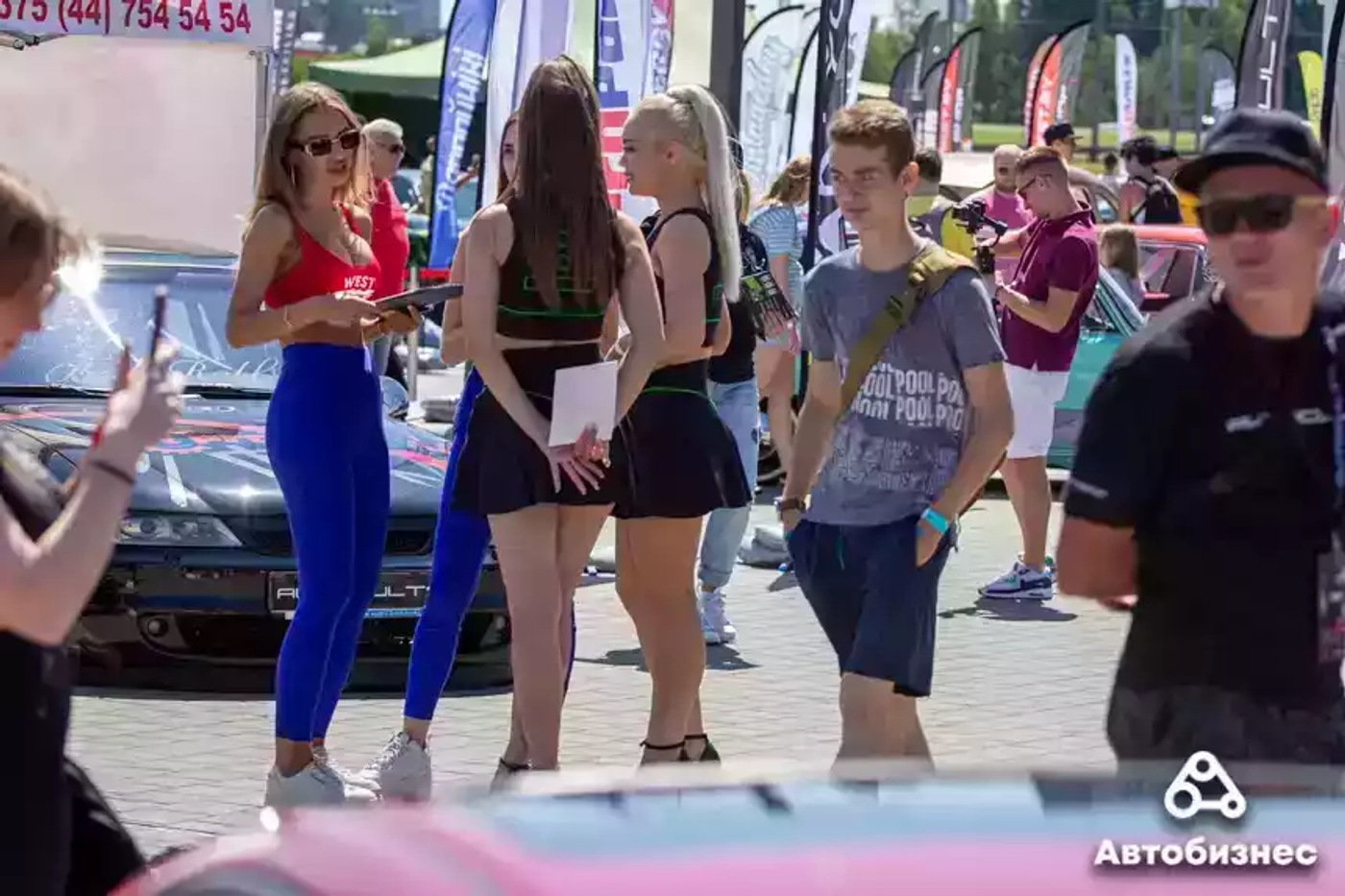 Яркие Volkswagen и плинтус для Tesla: репортаж с феста AutoCult