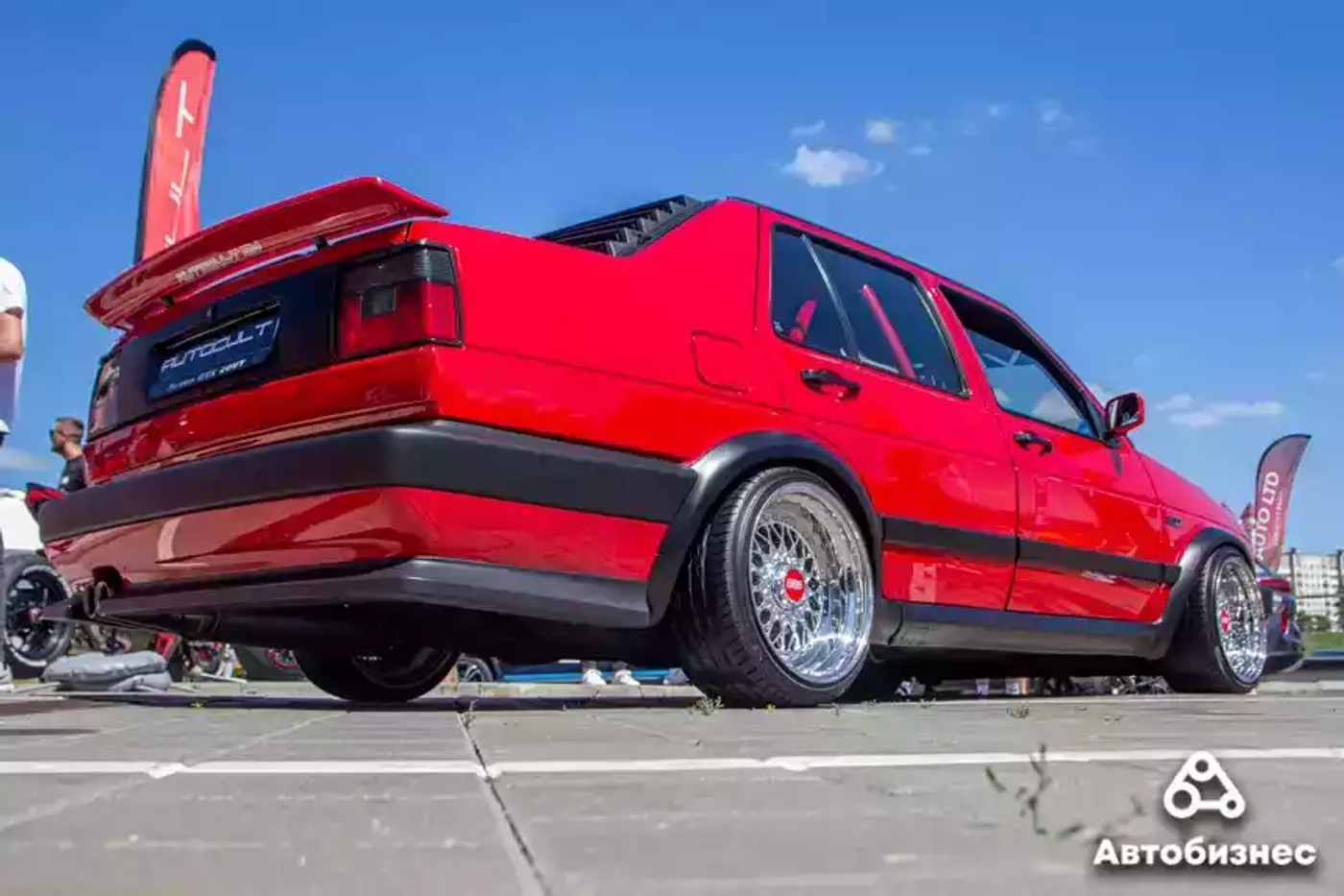 Яркие Volkswagen и плинтус для Tesla: репортаж с феста AutoCult