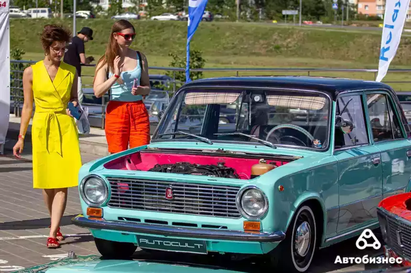 Яркие Volkswagen и плинтус для Tesla: репортаж с феста AutoCult