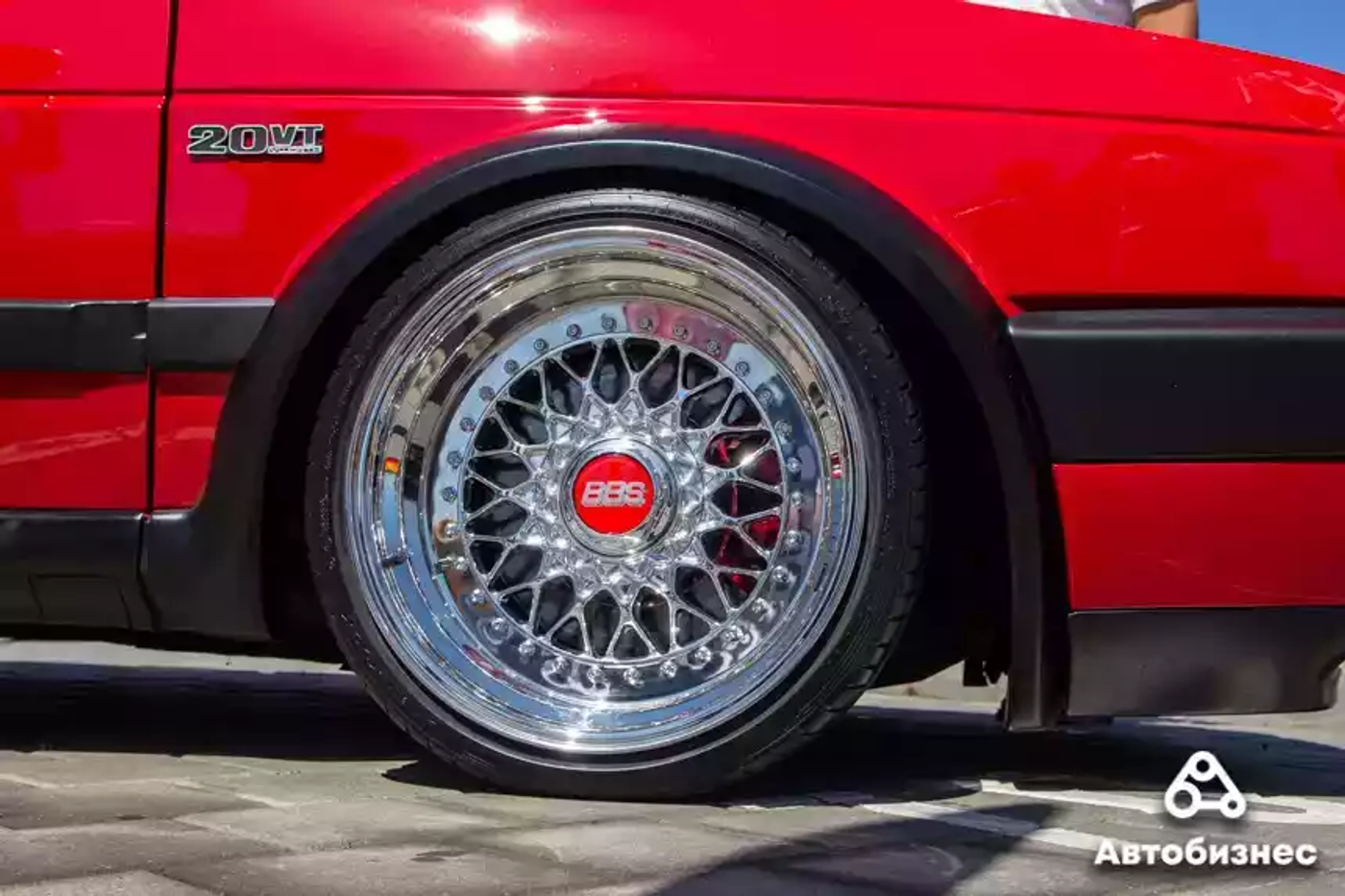 Яркие Volkswagen и плинтус для Tesla: репортаж с феста AutoCult