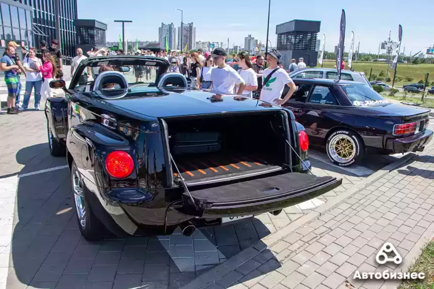 Яркие Volkswagen и плинтус для Tesla: репортаж с феста AutoCult