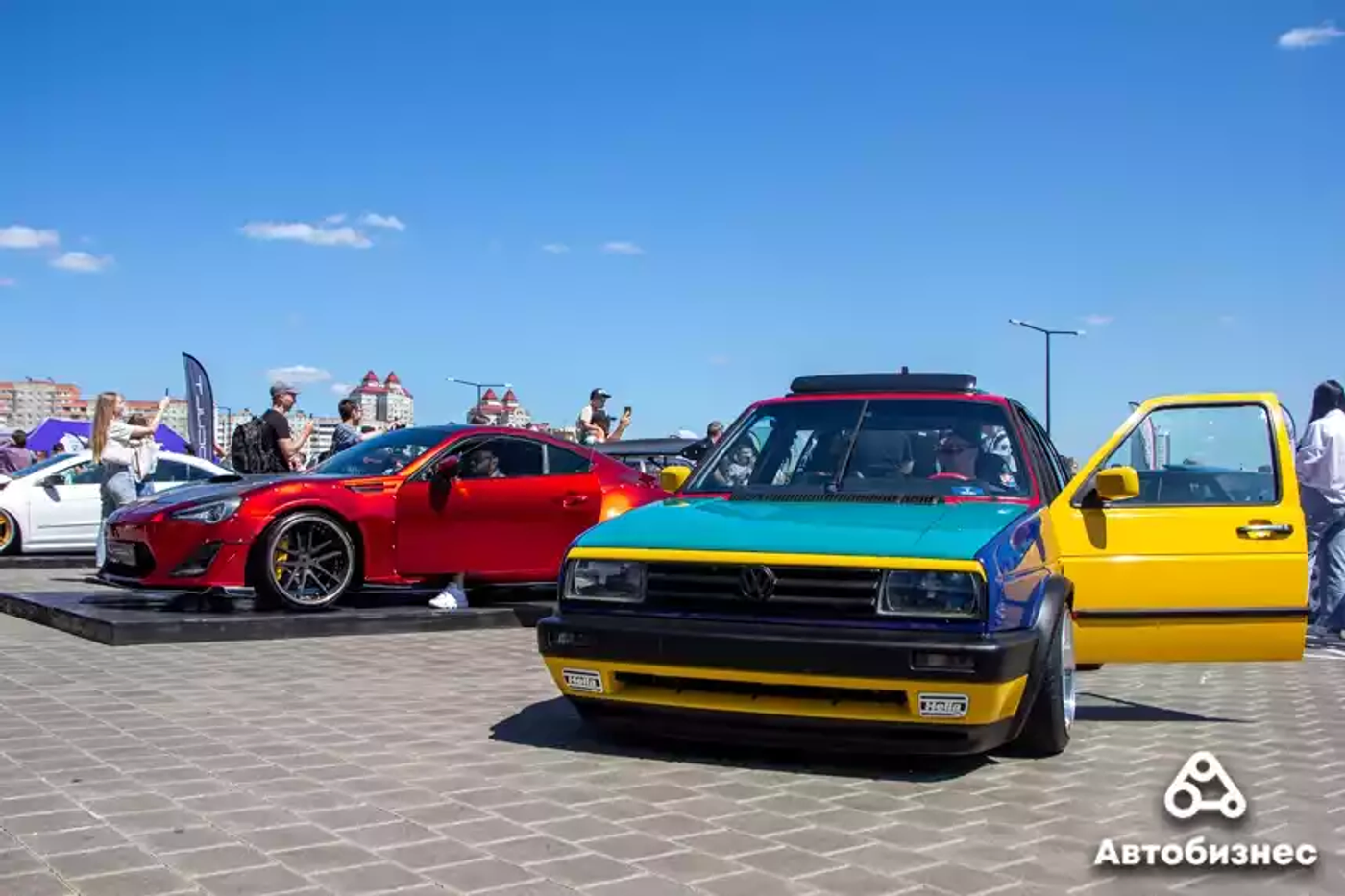 Яркие Volkswagen и плинтус для Tesla: репортаж с феста AutoCult