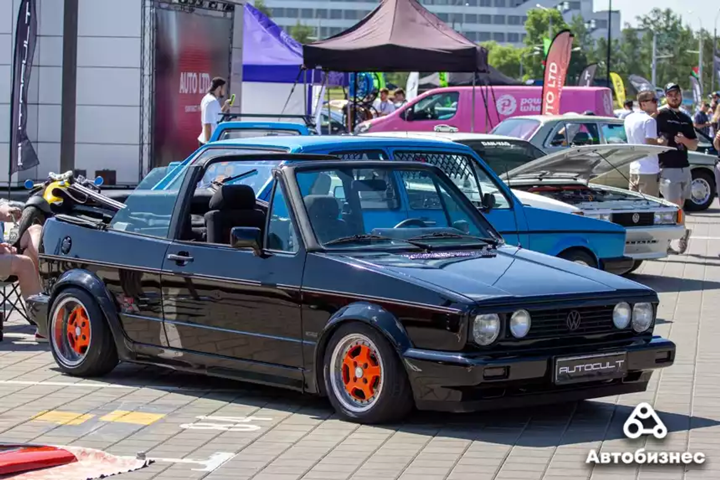 Яркие Volkswagen и плинтус для Tesla: репортаж с феста AutoCult