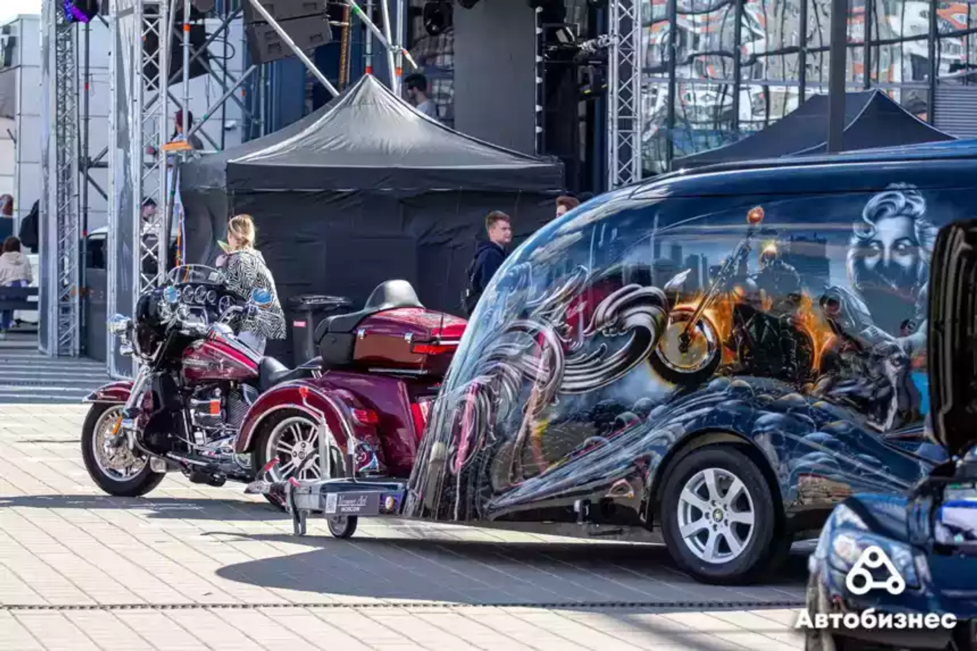 Яркие Volkswagen и плинтус для Tesla: репортаж с феста AutoCult