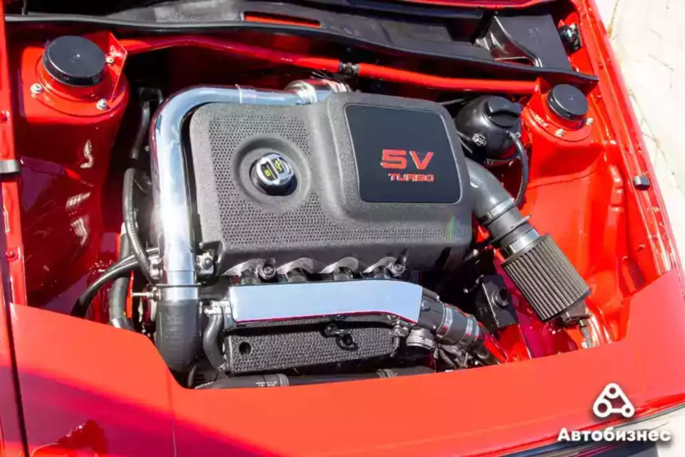 Яркие Volkswagen и плинтус для Tesla: репортаж с феста AutoCult