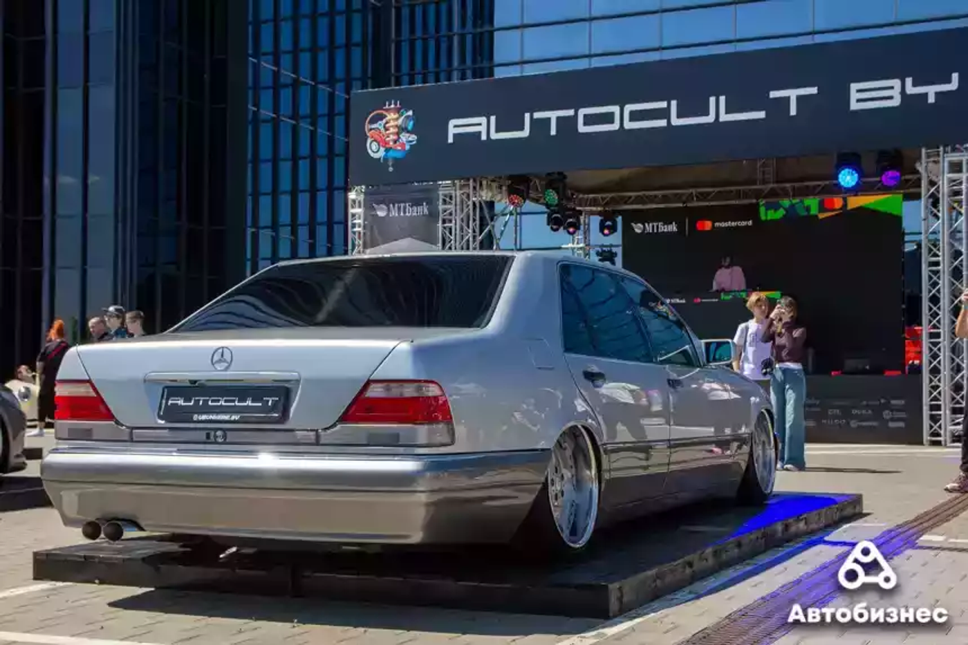 Яркие Volkswagen и плинтус для Tesla: репортаж с феста AutoCult