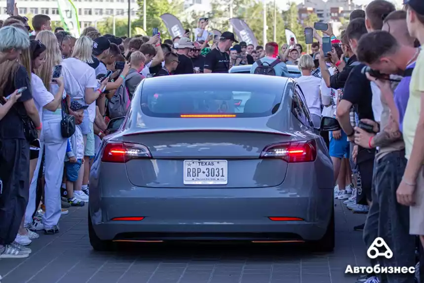 Яркие Volkswagen и плинтус для Tesla: репортаж с феста AutoCult