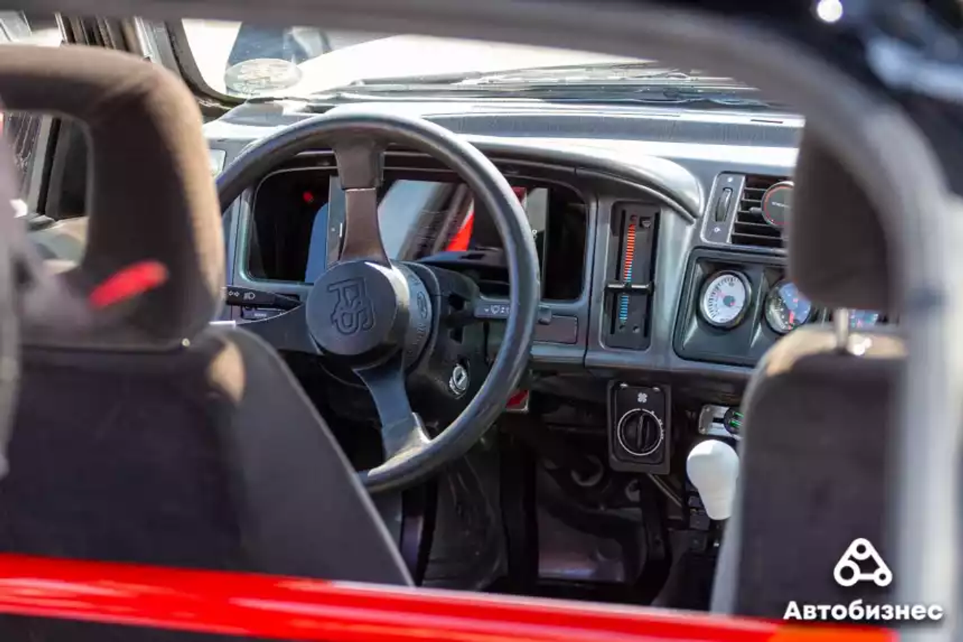 Яркие Volkswagen и плинтус для Tesla: репортаж с феста AutoCult