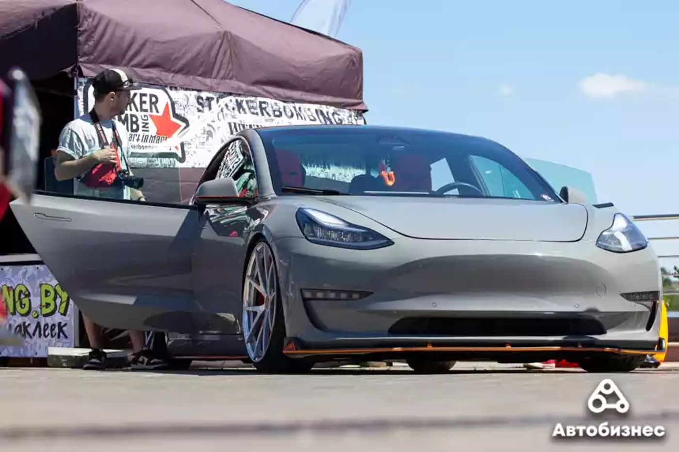 Яркие Volkswagen и плинтус для Tesla: репортаж с феста AutoCult