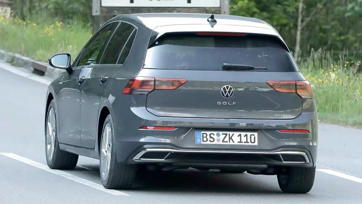Замечены шпионами: новый Renault 5, обновленный VW Golf и другие новинки