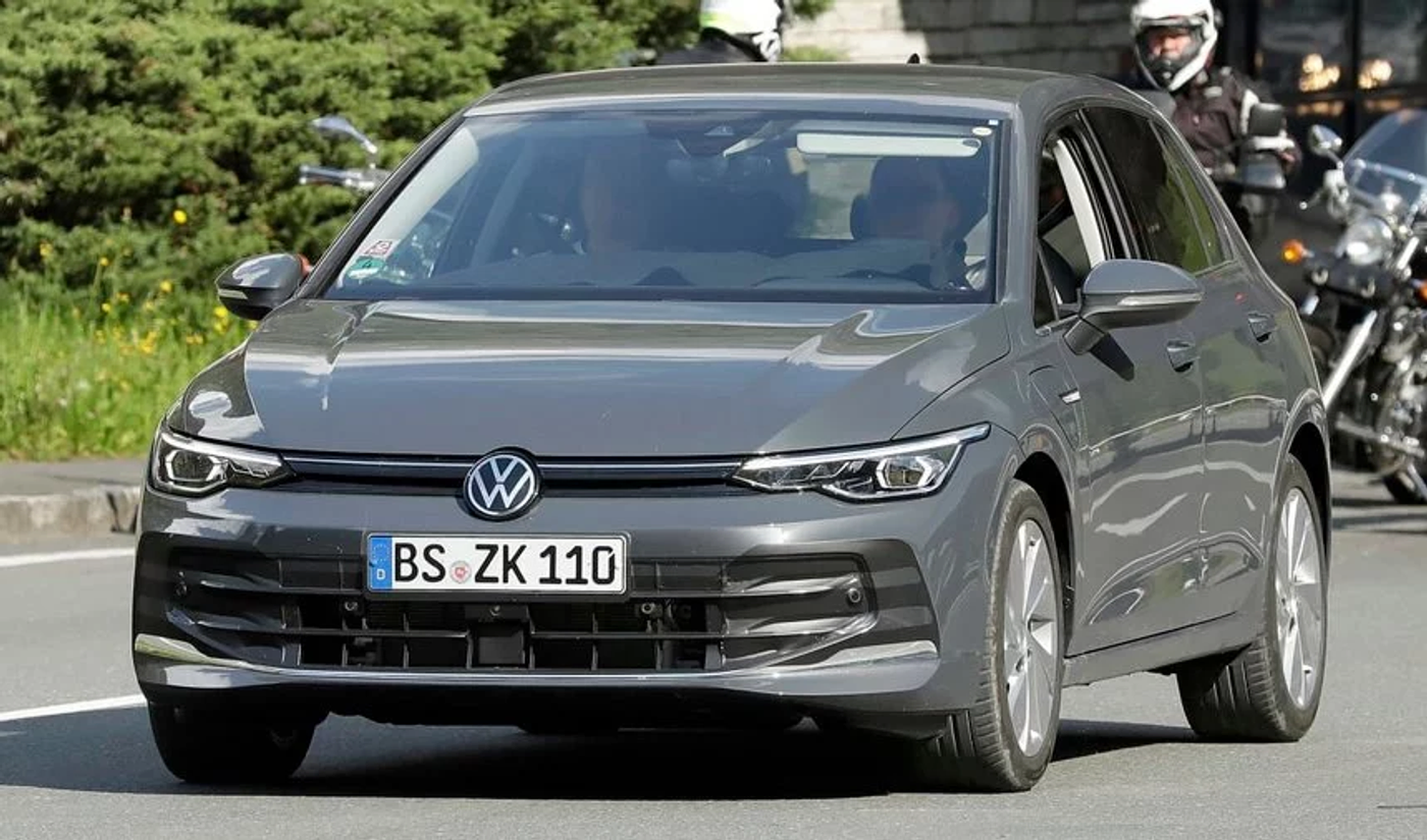 Замечены шпионами: новый Renault 5, обновленный VW Golf и другие новинки