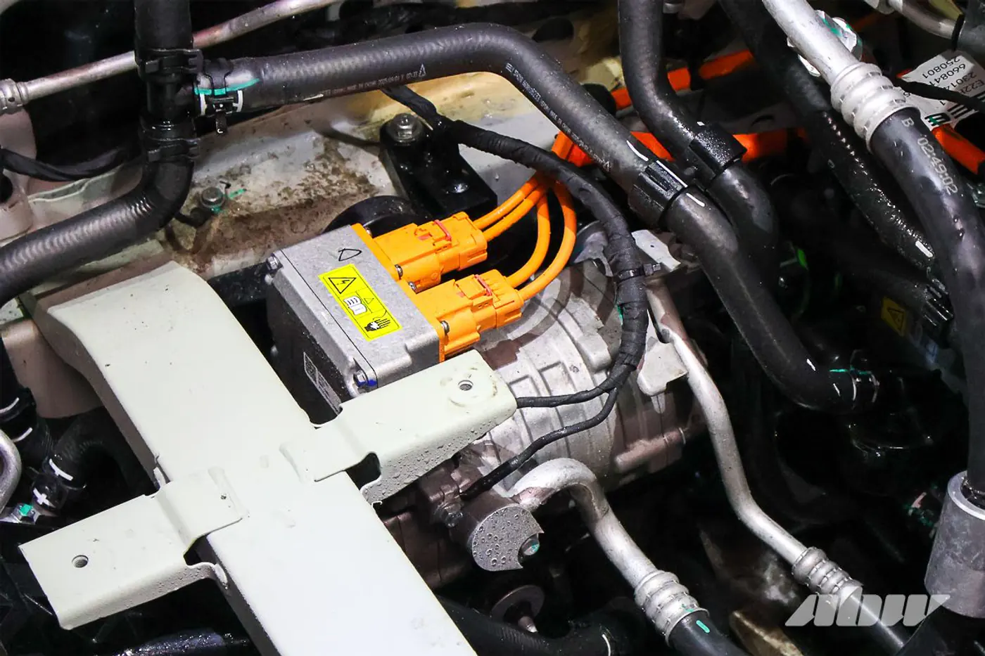 Отличия от китайского оригинала есть: разборка Geely EX2