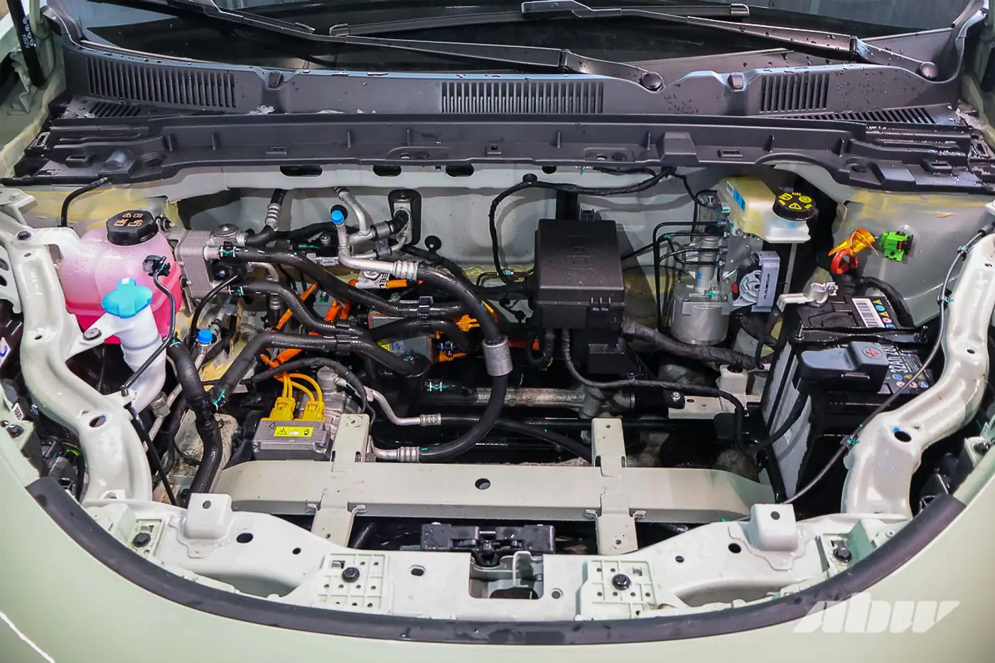 Отличия от китайского оригинала есть: разборка Geely EX2