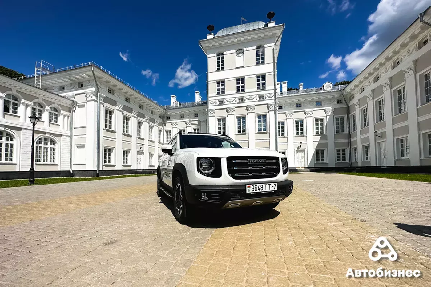 Брендированный Haval Dargo на фоне дворца Булгаков в Жиличах