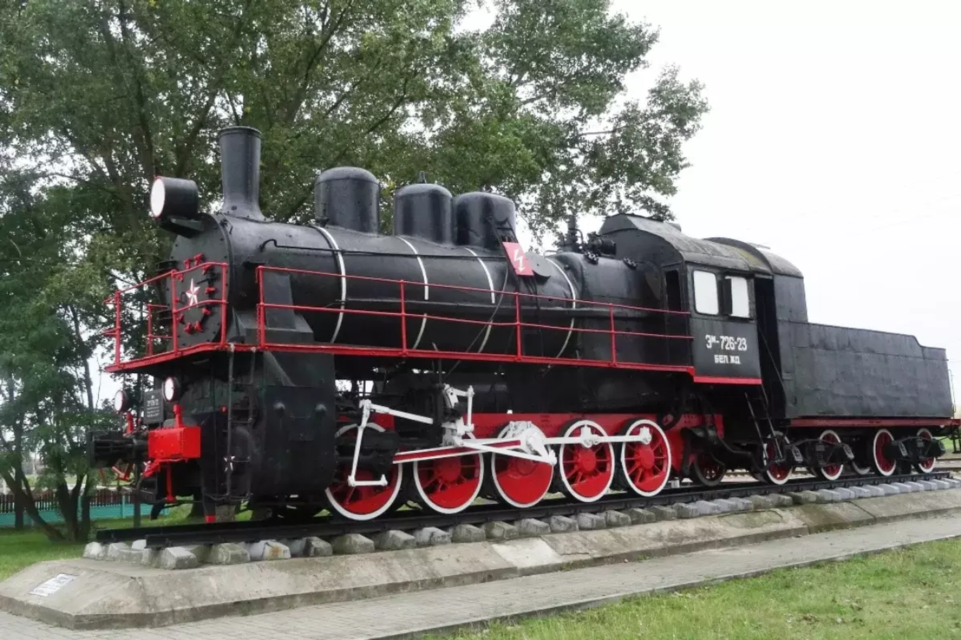 Памятник-паровоз Эм 726-23 в Осиповичах