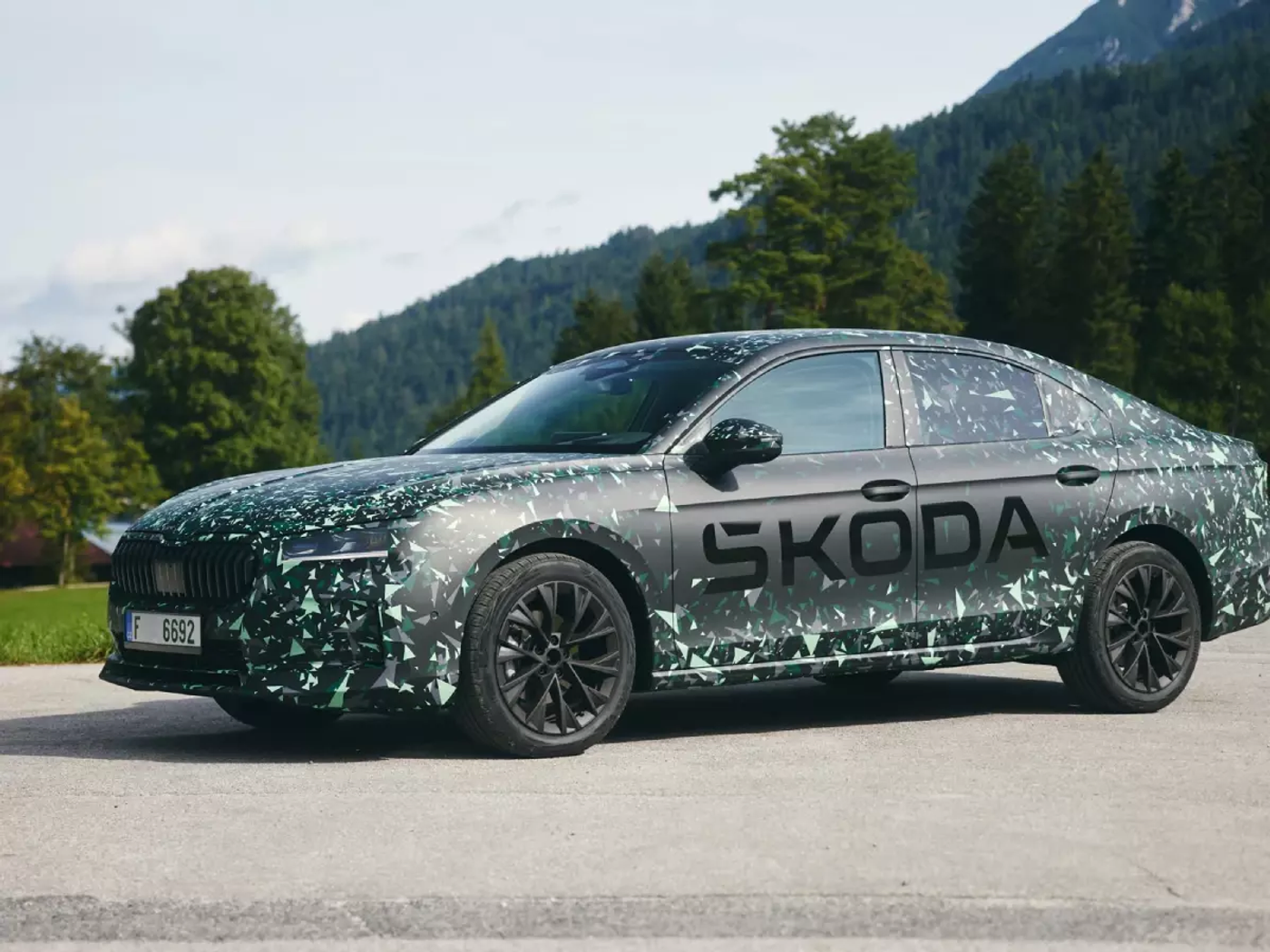 Появились эскизные изображения интерьера Skoda Superb 2024 модельного года
