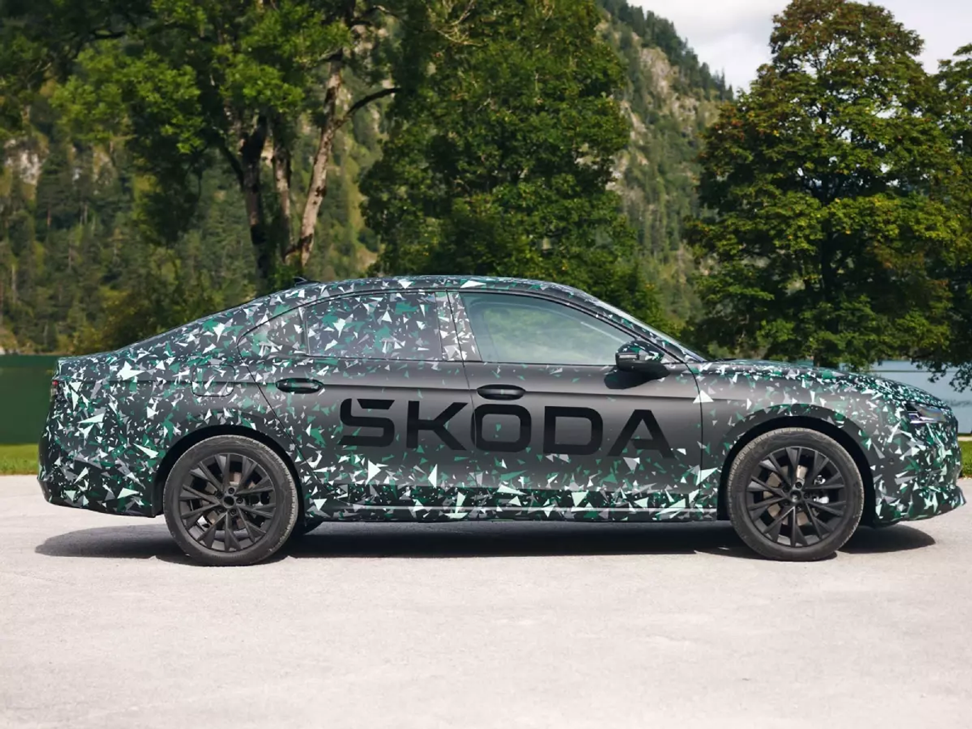Появились эскизные изображения интерьера Skoda Superb 2024 модельного года