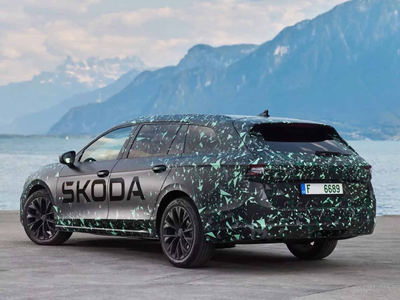 Появились эскизные изображения интерьера Skoda Superb 2024 модельного года