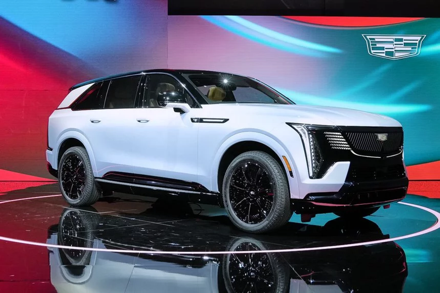 Более 700 километров на одной зарядке: дальнобойный Cadillac Escalade IQ