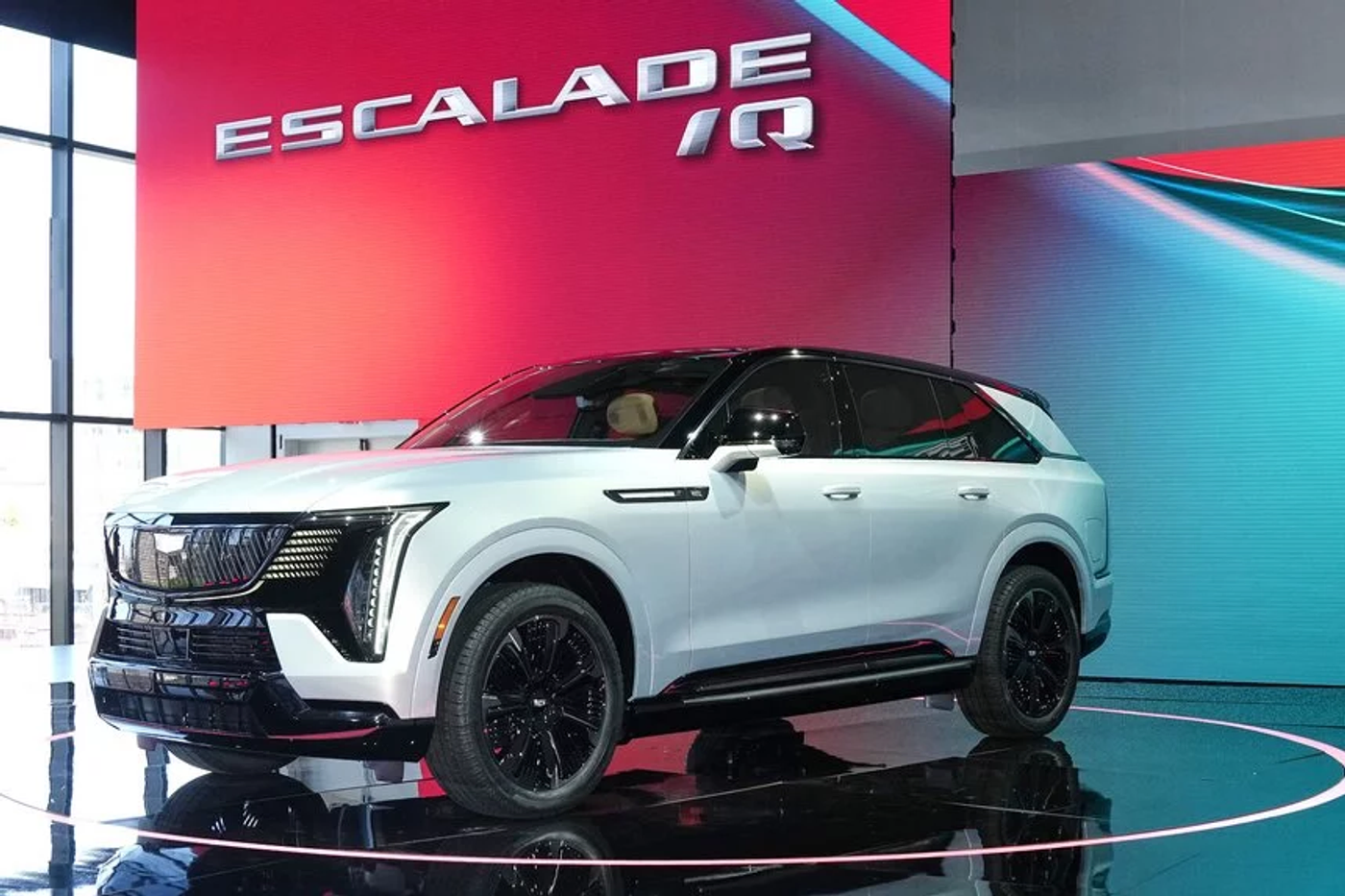 Более 700 километров на одной зарядке: дальнобойный Cadillac Escalade IQ