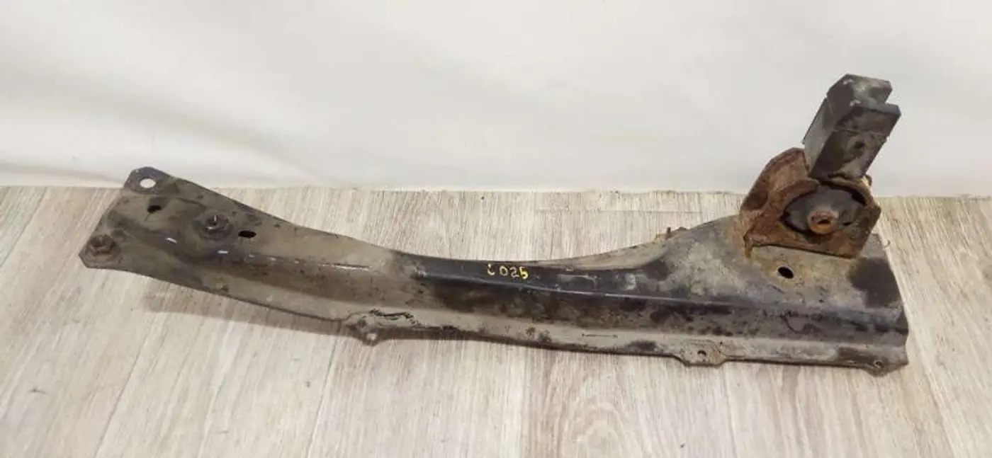 Балка под радиатор к Toyota Corolla Verso 2003