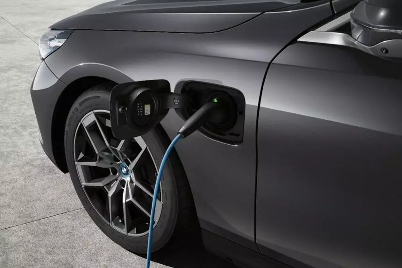 Новейшие гибридные «пятерки» BMW покажут на автосалоне в Мюнхене