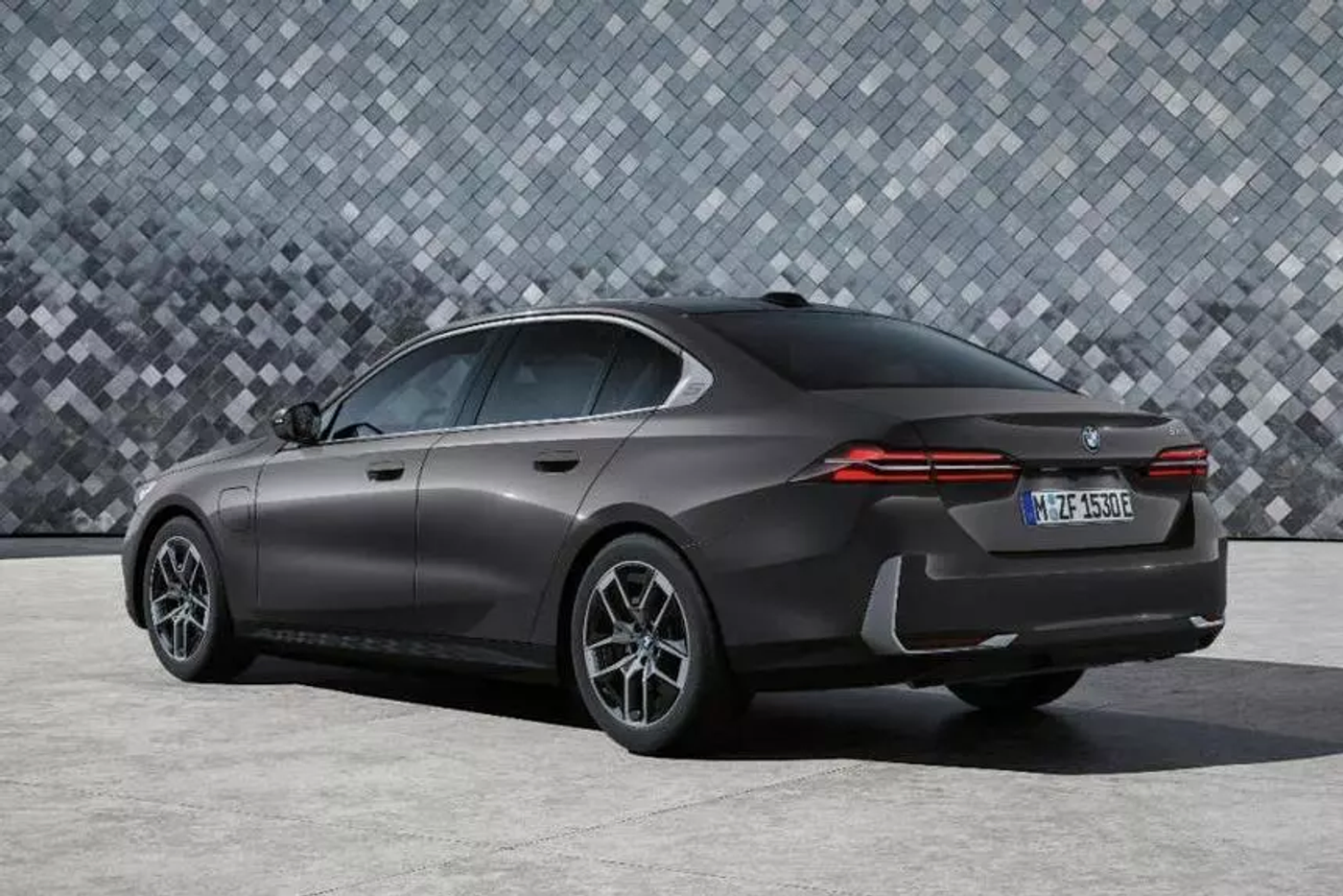 Новейшие гибридные «пятерки» BMW покажут на автосалоне в Мюнхене