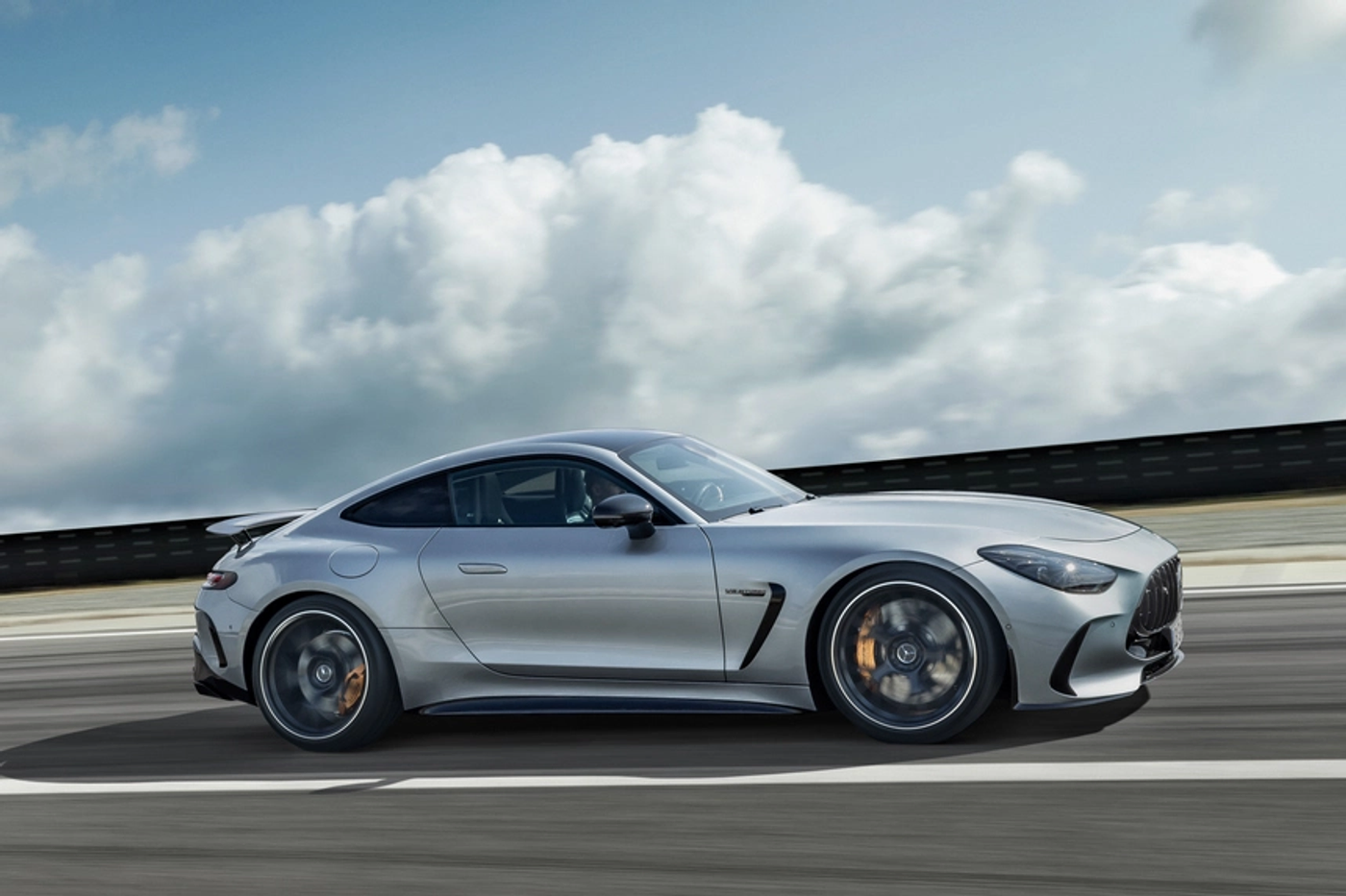 Полноприводный и полноуправляемый: знакомимся с новым Mercedes-AMG GT