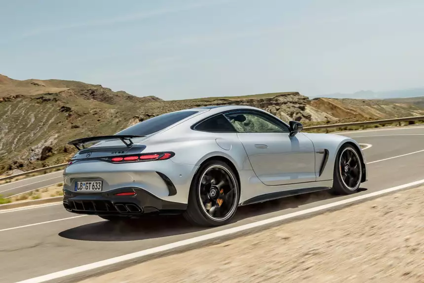 Полноприводный и полноуправляемый: знакомимся с новым Mercedes-AMG GT