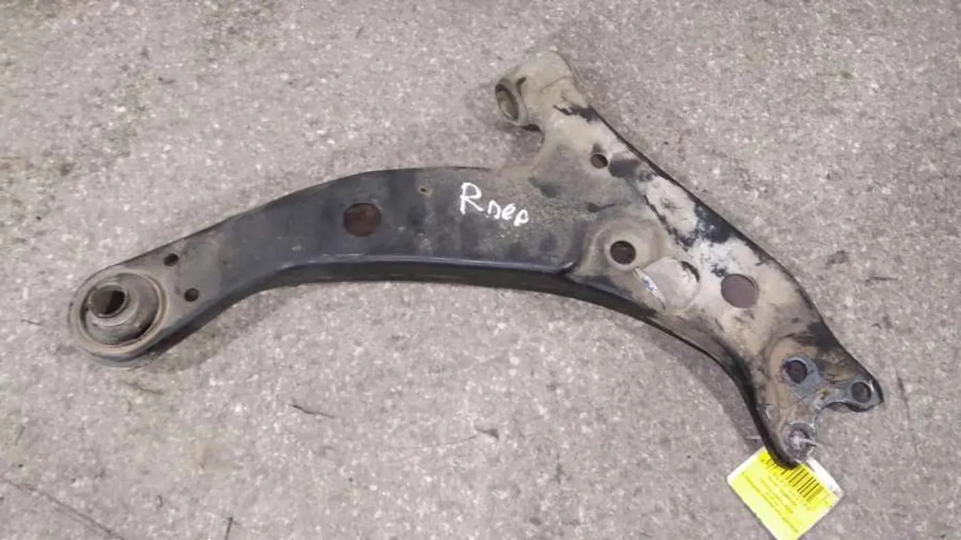 Рычаг передний правый к Toyota Corolla Verso 2000