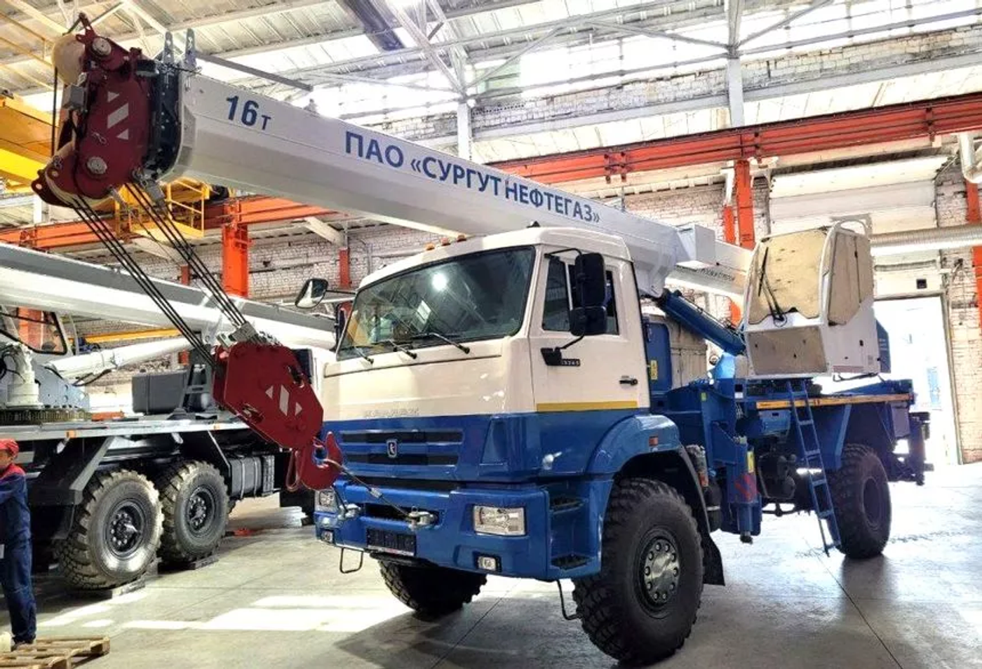 Автокран с вертолетной доставкой создали в России