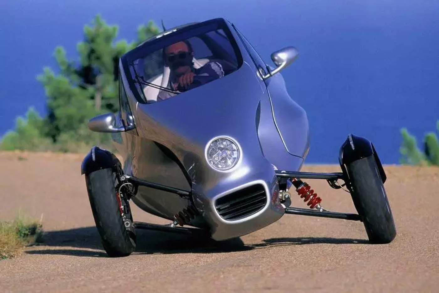 Этот трехколесный Mercedes из 1990-х удивляет до сих пор