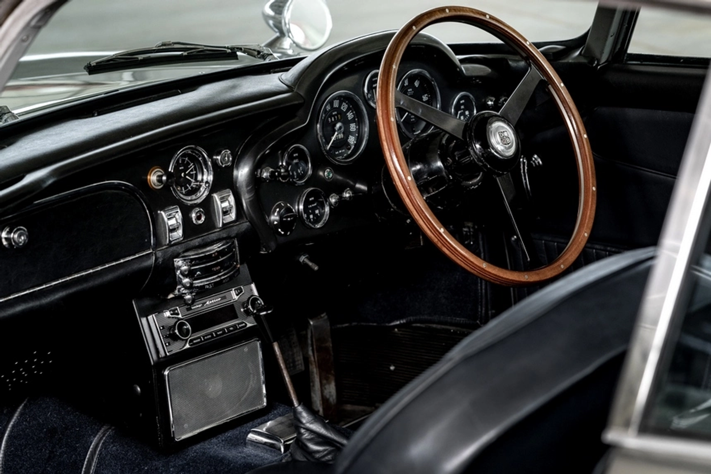 60-летие Aston Martin DB5: история самой знаменитой машины Бонда